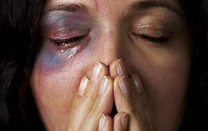 Homem é preso tentando impedir mulher de registrar queixa contra ele após agressão