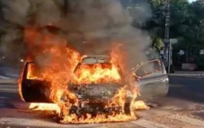Carro de candidato de concurso pega fogo, ele deixa o veículo e segue de carona até o local da prova