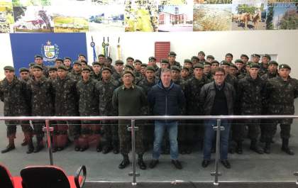 Presidente Guto Marão recepciona atiradores do Tiro de Guerra na Câmara