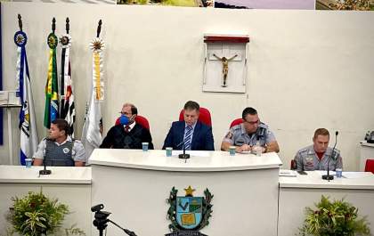 Câmara Municipal homenageia policiais militares