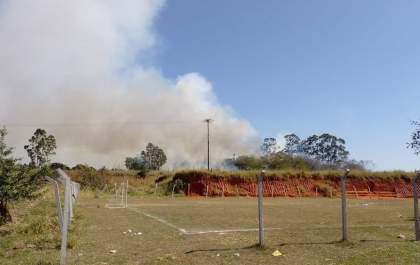 Incêndio em mata no fundo do Alvorada mobiliza bombeiros
