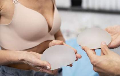 Siliconada, porém presa: mulher realiza cirurgia de prótese e lipoaspiração e sai da clínica sem pagar
