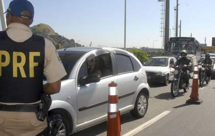 Policiais rodoviários federais matam homem em “câmara de gás” dentro de porta-malas de carro