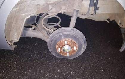 Diretora tem roda de carro furtada na frente de escola