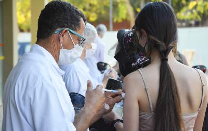 Adolescentes de 12 a 17 anos já podem tomar a dose de reforço da vacina contra covid-19 em Birigui