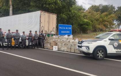 Ação conjunta apreende caminhão com maconha em caixas de cesta básica