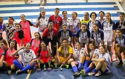 Futsal feminino de Três Lagoas ganha troféu em campeonato