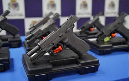 Guarda Municipal de Araçatuba recebe doação de pistolas calibre .40