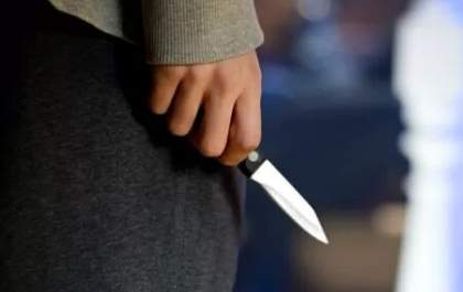 Criança de 10 anos ameaça família com uso de facas