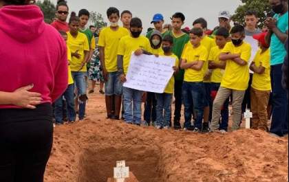 Enterro de mãe e filho é marcado por tristeza e revolta