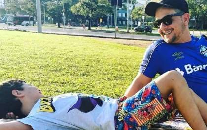 Homem adota filho da ex que morreu de câncer no RS e reação dele emociona