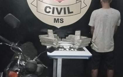 Jovem é preso ao ser flagrado desenterrando quase 12 kg de droga em quintal de casa