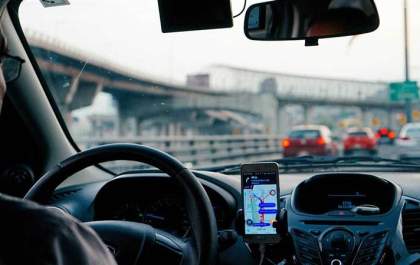 Mulher pula de carro de aplicativo em movimento após tentativa de estupro