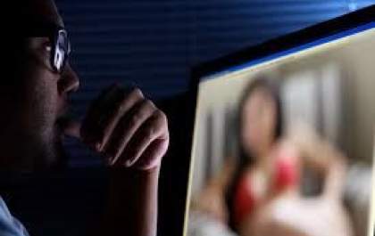 Mulher é chantageada para não ter nudes divulgado