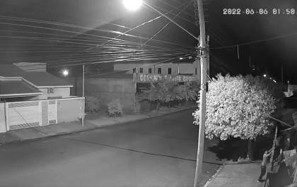 Câmera de Segurança flagra indivíduo furtando botijão de gás