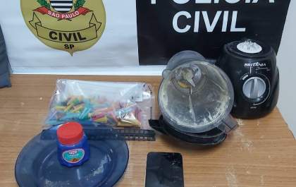 Dupla em liberdade condicional é presa por tráfico de drogas