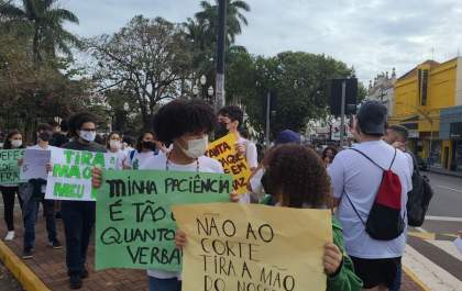 Estudantes do IFSP de Birigui fazem manifestação contra cortes na Educação