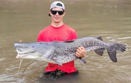 Em sua 1º pesca esportiva jovem captura peixe com mais de 1M e 60kg
