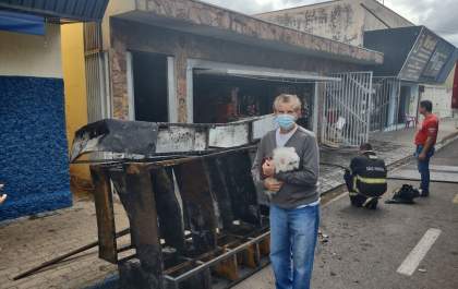 PM salva 6 pessoas e 2 cães em incêndio em loja de calçados