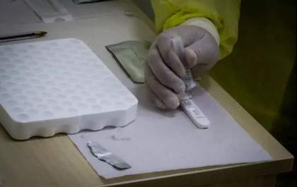 Testes de farmácia positivos para Covid na última semana equivalem a quase 40% dos casos de maio no país, aponta levantamento