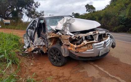 Carro é atingido por caminhão canavieiro durante ultrapassagem em rodovia