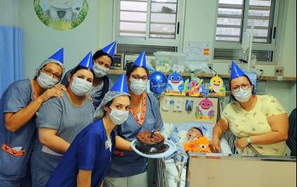 Bebê internado desde o nascimento ganha festa no 1º aniversário