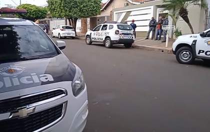 Comerciante é assaltado por dupla armada na porta de sua residência