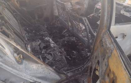 Dupla incendia carro após tentativa frustada de assalto