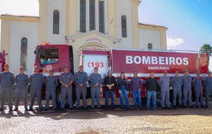 Grupamento de Bombeiros recebe segundo caminhão auto bomba em 6 meses
