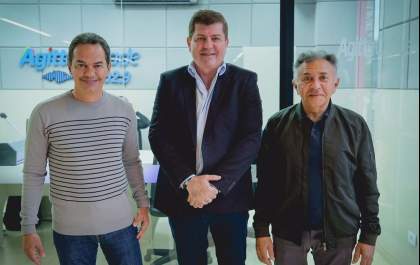Marquinhos Trad e juiz Odilon visitam os novos estúdios do Grupo Agitta