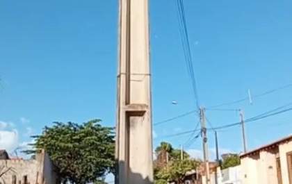 Moradores denunciam poste na rua