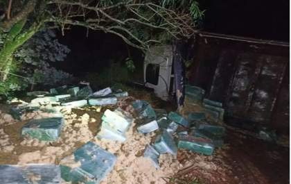 Motorista abandona caminhão tombado com carga de 3,2 toneladas de maconha na MS-270