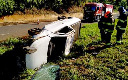 Motorista de 28 anos dribla a morte em capotamento de Saveiro na Integração