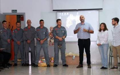 Bombeiros doam cestas básicas arrecadadas em inscrição de curso