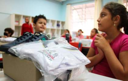 Prefeitura entrega uniformes e calçados para alunos da rede municipal de ensino