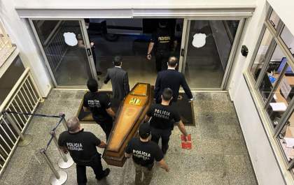 Avião com corpos de Dom e Bruno deixa Brasília