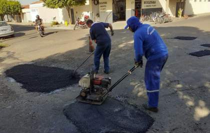 Caminhão danifica equipamento de tapa-buraco
