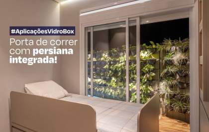 Luz, privacidade e tecnologia. Conheça o poder da porta de correr com persiana integrada