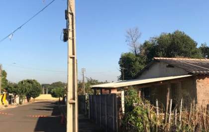 Após denúncia de moradores divulgada pelo Hojemais Andradina de que lugar de poste não é na rua, empresa realoca dois postes na São João