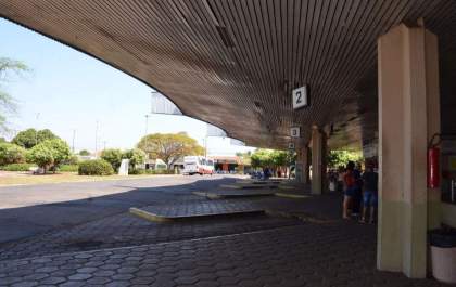 Mendigo mostra órgão sexual e xinga funcionária da rodoviária em Três Lagoas