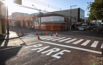 Trânsito prepara sinalização na Barão para se tornar mão dupla
