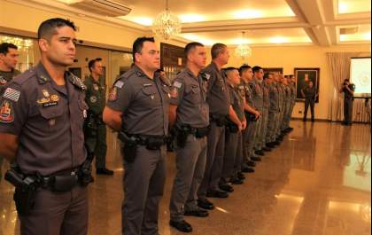 Policiais que salvaram idosa que caiu em poço são homenageados
