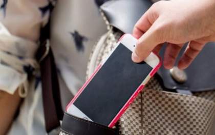 Mulher tem celular furtado enquanto trabalhava em bar