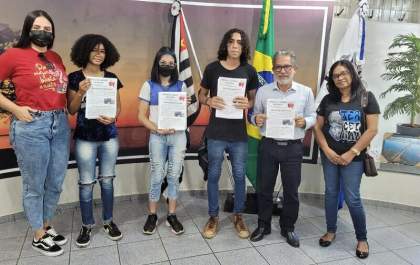 Prefeito Paulo Boaventura recebe grupo de alunos do Armel Miranda no gabinete