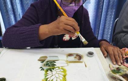 Pacientes com Parkinson participam de curso de pintura