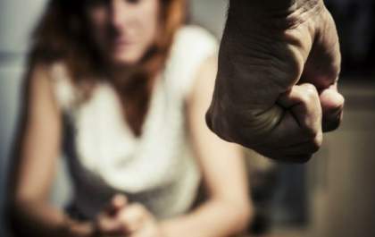 Mulher é deixada em bar pelo seu esposo e quando a vítima chega em sua casa é agredida por ele