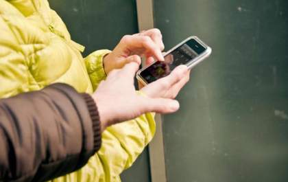 Homem tem celular furtado por dois homens em bicicleta elétrica