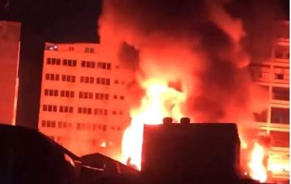 Incêndio atinge 5 prédios região da rua 25 de Março em São Paulo