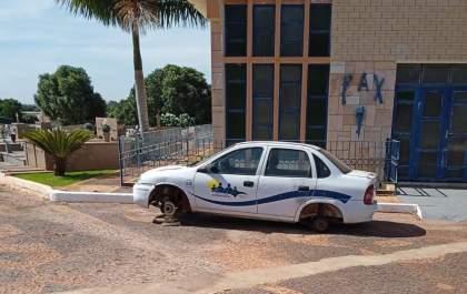 Rodas do carro da Prefeitura são furtadas dentro do Cemitério