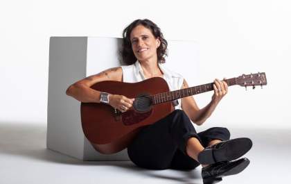 Zélia Duncan celebra 40 anos de carreira em show nesta quinta em Birigui